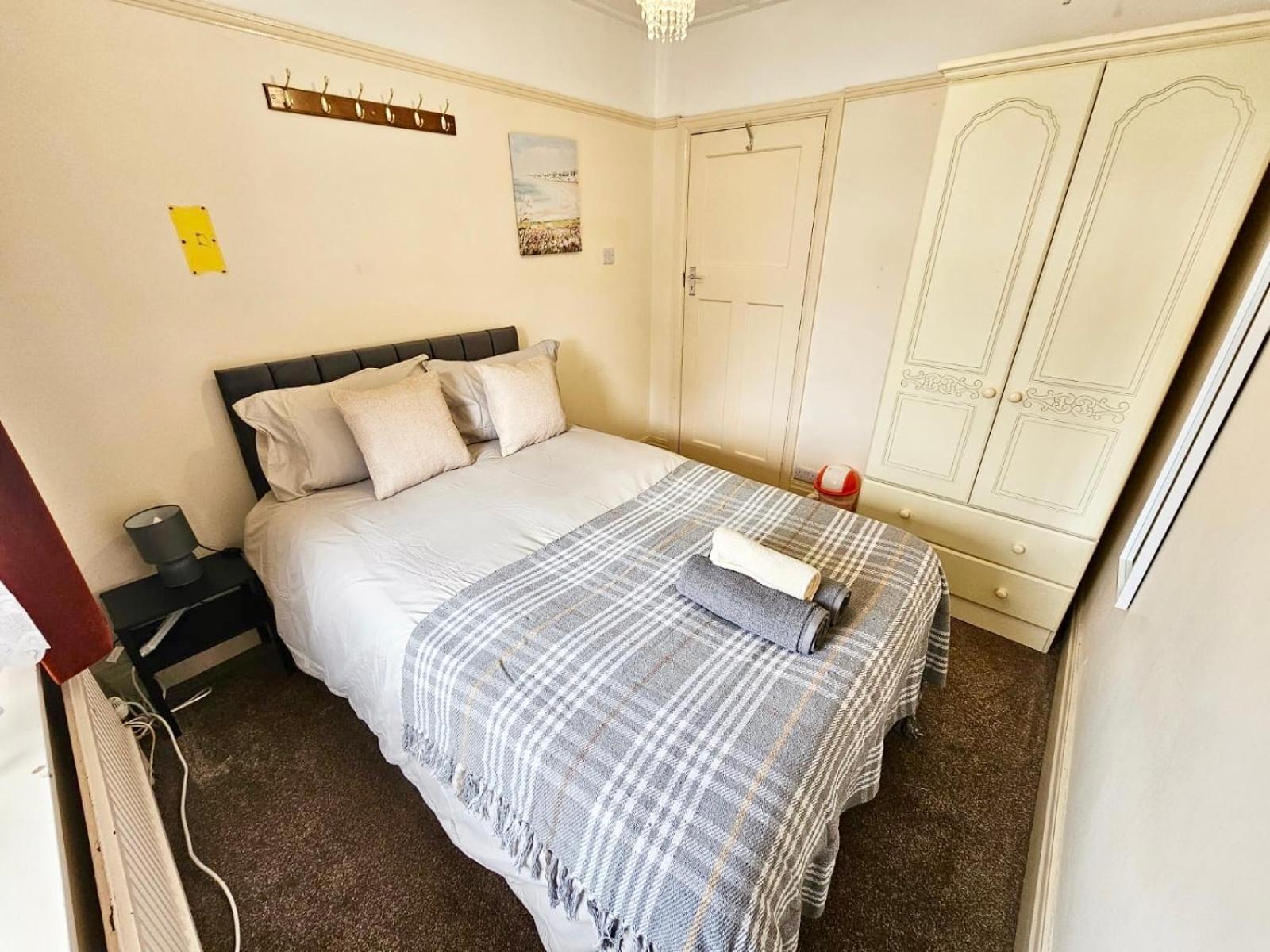 Small Double Room Near Southmead Bristol Ngoại thất bức ảnh